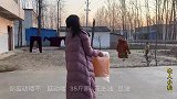 婆婆抱玥玥在外玩惯了，婷婷走她也不哭，娘家妈大兜小兜往县城带
