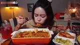 农村巧妇，弄来一大盆蛤蛎，加上各种配菜一起炒，看着太馋人了