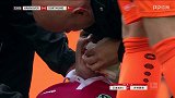 德甲-1718赛季-联赛-第10轮-受伤13' 施韦格勒与卡斯特罗争抢头球中面部被撞出血-花絮