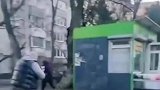 乌克兰两市民街边起冲突，一男子被扔石块后竟拔枪怒射
