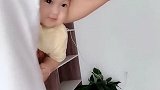 老公以为孩子睡着了，其实他胳膊下的孩子眼睛睁得很大