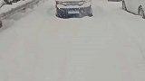 雪窝子又降大雪，车辆被堵路上动弹不得，积雪淹没半个车轮