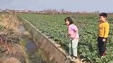 两个小姑娘都跳过去了，你跳不过去还被摔了一跤