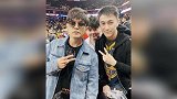 何猷君独自现身美国NBA赛场 偶遇周杰伦开心合影