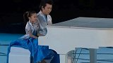 郎朗一边弹钢琴一边哄小孩，笑拉了。
