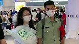 女友手捧鲜花迎接退伍男友回家，熬过异地恋就是一辈子！