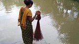印度夫人也出来捕鱼，水塘里撒一网，看看她拉上来收获了什么？