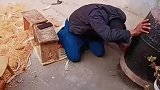 男子在小金库拿私房钱被老婆发现