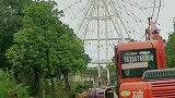 废弃的游乐场摩天轮倒塌，场面属实很壮观
