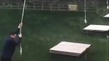 男子水上荡绳被同伴夸赞，逐渐迷失自我