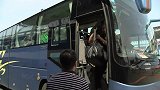 国安球员下大巴抵达亚泰主场 张稀哲解禁复出心情大好