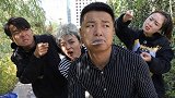 阿宝在街上狂甩头，引得路人纷纷模仿，这是出门没吃药？