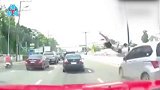 爆新鲜-20171213-女子边打电话边横穿马路，遭面包车撞飞数十米远