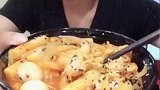 大姐吃炒年糕，光听这声音不知道的还以为她在吃面条