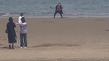 大妈来到海边，超酷运镜拍摄
