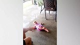 小孩子也太呆萌了，看到什么都好奇，太好笑了！
