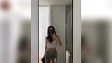 李咏女儿法图麦晒照庆新年秀腰露纹身,妈妈哈文猛夸：鼠你最好！