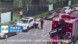 小区发生火灾，私家车堵消防通道被居民合力挪开