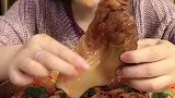海鲜小姐姐直播吃海蜇，看起来真齁