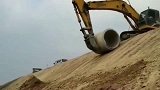 挖掘机师傅技术真是好，遇上农村的大土坡，也能轻松控制圆滚石