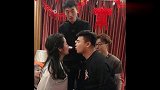 闹伴娘的游戏，伴娘不自觉就吻住了伴郎，伴郎一点都不反对！