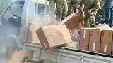 货车意外起火，恰巧路的一群兵哥哥果断出手救援，迅速将火扑灭