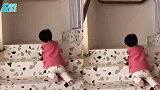 陈赫妈妈一早晒小孙女爬行照，安妹动作敏捷迅速，奶奶一旁给加油