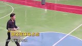 篮球场上遇高手，张艺兴出师不利，下一秒却实现逆袭