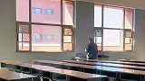 老师在空教室坚持站着上网课