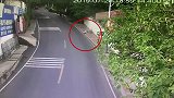 刹车失灵怕撞车 四川一6旬大爷情急撞“南墙”