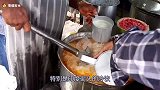印度人做奶昔手法太牛了，1元一勺，顾客排队抢着买