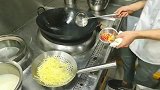 来看一下饭店学徒，是如何炒土豆丝的吧