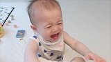 妈妈拿东西勾引小宝宝又不给他吃，结果宝宝假哭的表情笑翻了！