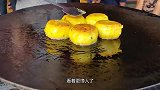 印度小伙把土豆饼煎熟，戳碎当炒饭卖，游客：百思不得其解！