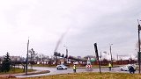 国外旅游，偶遇废弃建筑爆破，非常震撼