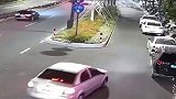 小汽车后座乘客开车门，电动车躲闪不及撞倒在地