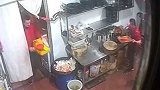 重庆一串串店回收旧锅底 未经处理直接舀给其他客人接着吃