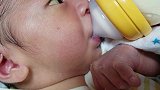 月子里的小宝宝喝奶什么样子这眼神，这小嘴，可认真了