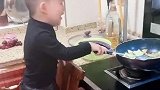 3岁萌宝就开始练习炒菜，手足无措的竟把鞋子都弄丢了，太搞笑了