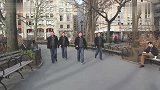 国外爆笑街头恶搞：公园偶遇八组四胞胎，路人疑克隆人时代到来