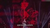 慈善晚宴观众席，易烊千玺坐在周冬雨旁边，一个动作彰显人品