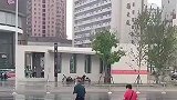 大爷伸手牵老伴下台阶