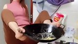 这个小姐姐要火了，失去双臂用双脚做饭，希望你越来越坚强