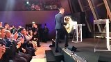 近距离观看总裁捧金球奖 大罗起立鼓掌