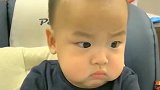 萌娃晚上不睡觉，一本正经的跟他讲道理，太可爱了！
