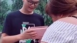 小伙钱包掉了被胖妞捡到，胖妞让他做男朋友，看小伙怎么应对