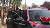 安徽农村一帅哥结婚，新娘下车手里拿面镜子，很漂亮
