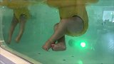 双胞胎宝宝学游泳，从水下看，两双小肉脚也太可爱了！