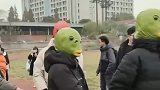 自从这个绿头怪火了后，就连拔河比赛都不放过，非要戴着它拔河