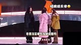 浪姐户外舞台被嘲没苦硬吃，姐姐们冻到发抖，冒雨彩排意外摔倒